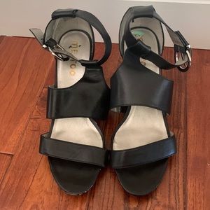 Me too Women's size 8M Dixie black leather open toe strappy sandal - ankle strap